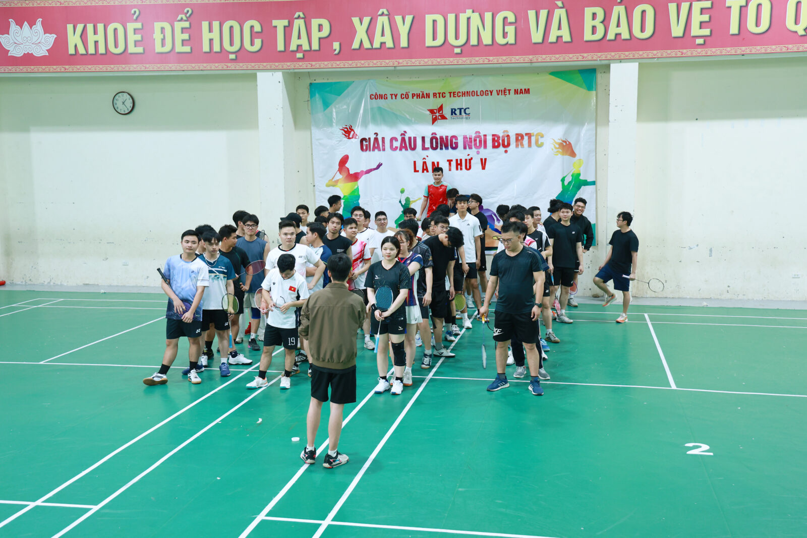 Các đội thi tập trung lắng nghe phổ biến thể lệ trước khi bước vào thi đấu.