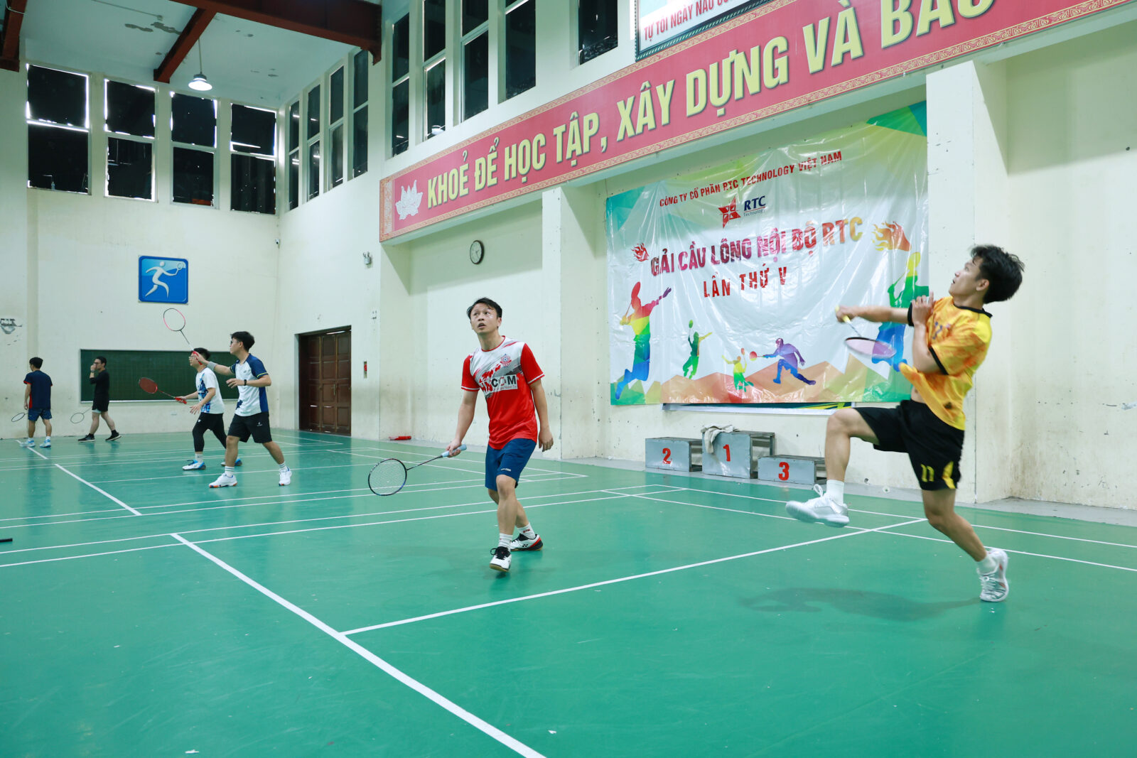 Giải đấu không chỉ mang đến một sân chơi rèn luyện sức khỏe sau giờ làm việc mà còn là dịp để các thành viên RTC gặp gỡ, giao lưu và tăng thêm sự gắn kết trong tập thể.