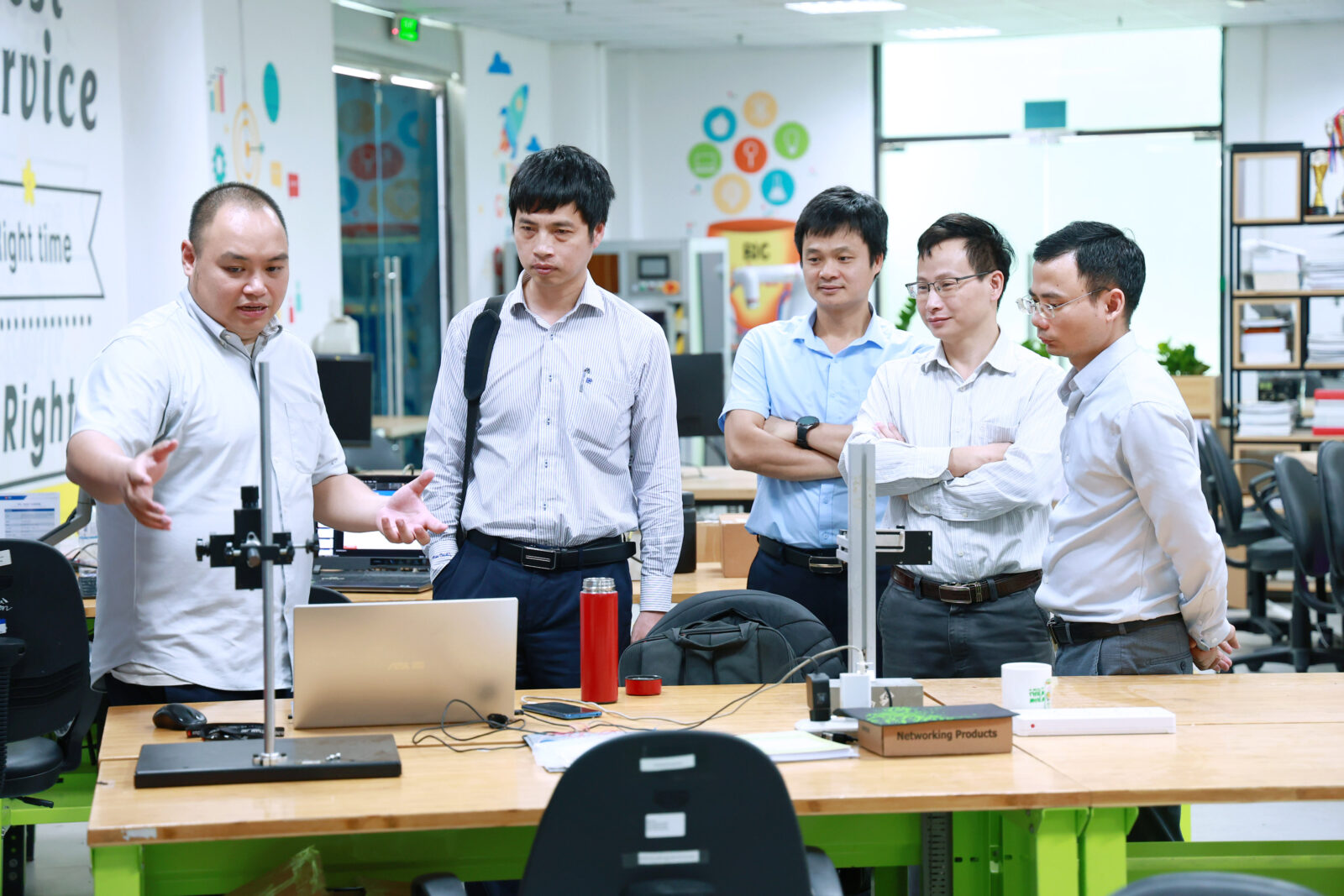 Sự hiện diện của quý thầy cô thể hiện vai trò quan trọng trong việc đồng hành, định hướng và gắn kết chương trình đào tạo với nhu cầu thực tế của doanh nghiệp.